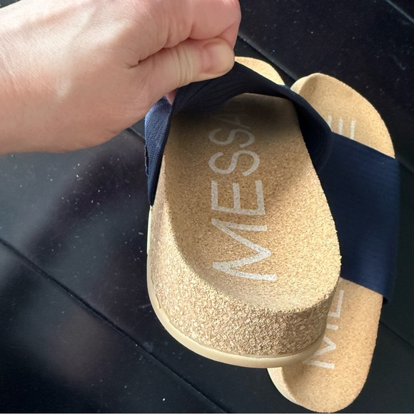 NWOT Message Shaw Ripple Slides - Picture 3 of 3